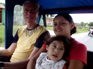 Régis en compagnie de Tifany et sa maman.